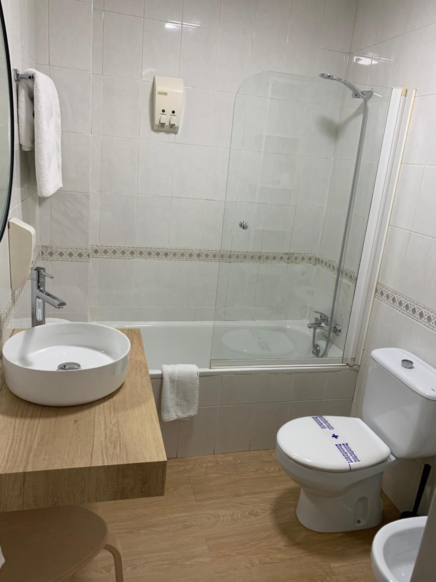 Hostal El Rocio Паракуэльос-де-Харама Экстерьер фото